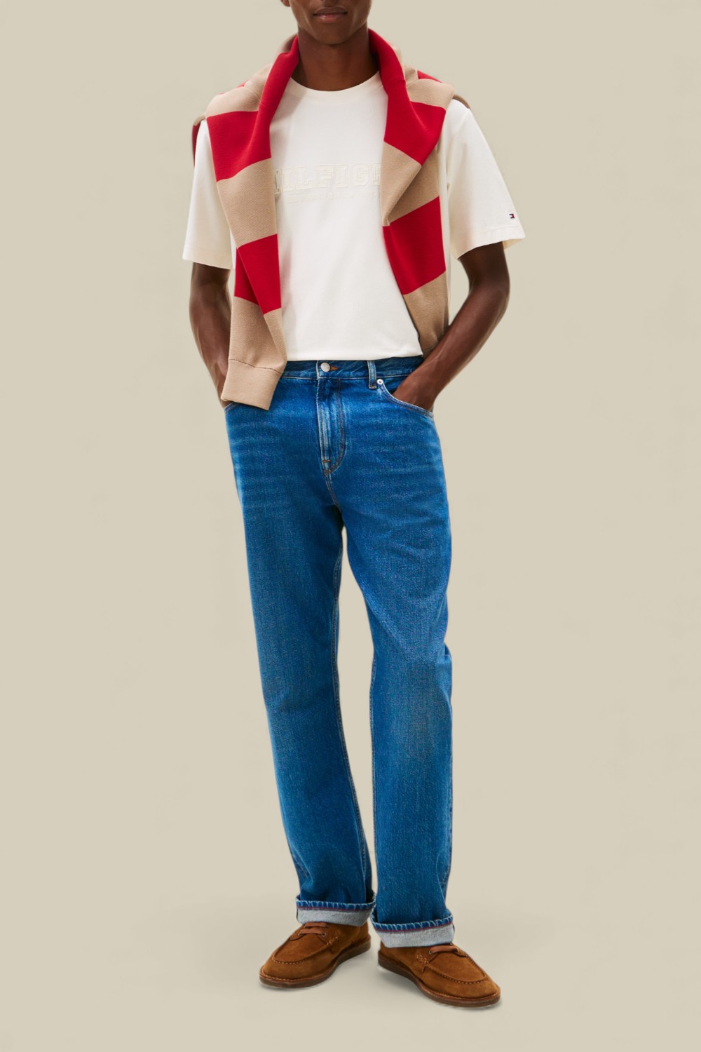 תמונת כל הלוק של חולצת טי